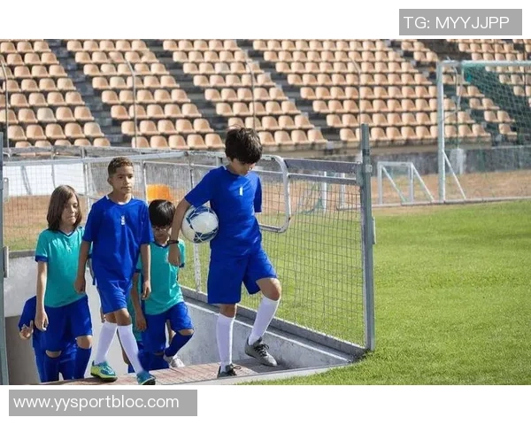 2025年中国足协青少年足球锦标赛男子16强球队团结一心共创辉煌时刻